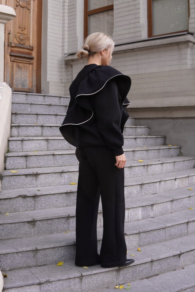 КОСТЮМ З ВОЛАНОМ ТА СТРАЗОВОЮ СТРІЧКОЮ