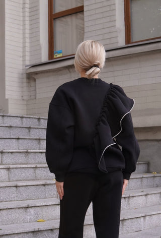 КОСТЮМ З ВОЛАНОМ ТА СТРАЗОВОЮ СТРІЧКОЮ