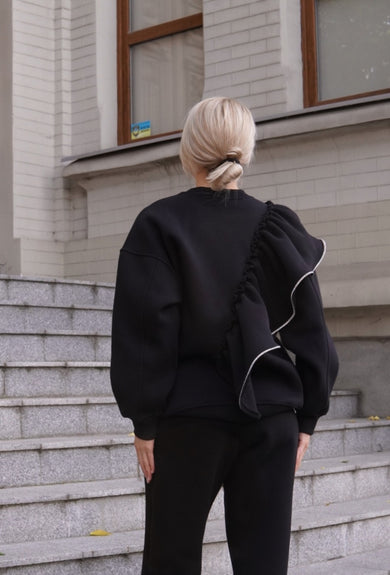 КОСТЮМ З ВОЛАНОМ ТА СТРАЗОВОЮ СТРІЧКОЮ