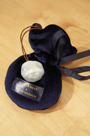 ПРИКРАСА КУЛЯ З ГУТНОГО СКЛА MILK