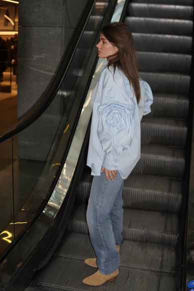 БЛАКИТНА СОРОЧКА ТРОЯНДА З ДЕКОРОВАНИМ РУКАВОМ