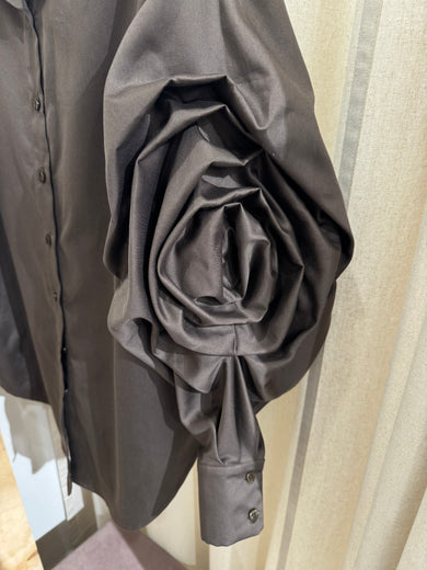 ШОКОЛАДНА СОРОЧКА ТРОЯНДА З ДЕКОРОВАНИМ РУКАВОМ