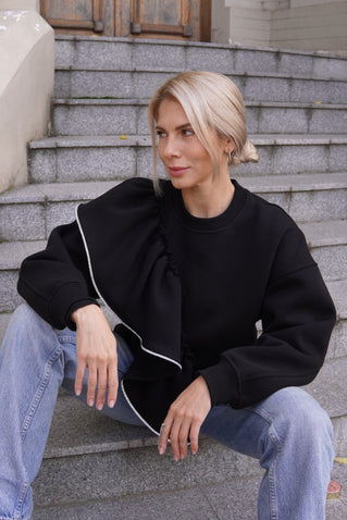 СВІТШОТ З АКЦЕНТНИМ ВОЛАНОМ ТА СТРАЗОВОЮ СТРІЧКОЮ