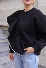 СВІТШОТ З АКЦЕНТНИМ ВОЛАНОМ ТА СТРАЗОВОЮ СТРІЧКОЮ