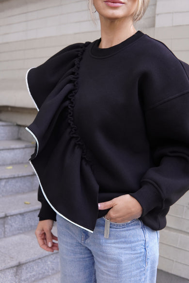 СВІТШОТ З АКЦЕНТНИМ ВОЛАНОМ ТА СТРАЗОВОЮ СТРІЧКОЮ