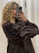 ШОКОЛАДНА СОРОЧКА ТРОЯНДА З ДЕКОРОВАНИМ РУКАВОМ