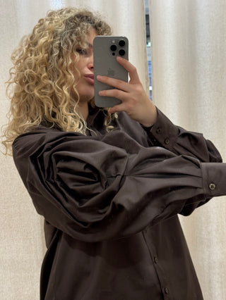 ШОКОЛАДНА СОРОЧКА ТРОЯНДА З ДЕКОРОВАНИМ РУКАВОМ