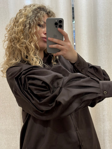 ШОКОЛАДНА СОРОЧКА ТРОЯНДА З ДЕКОРОВАНИМ РУКАВОМ