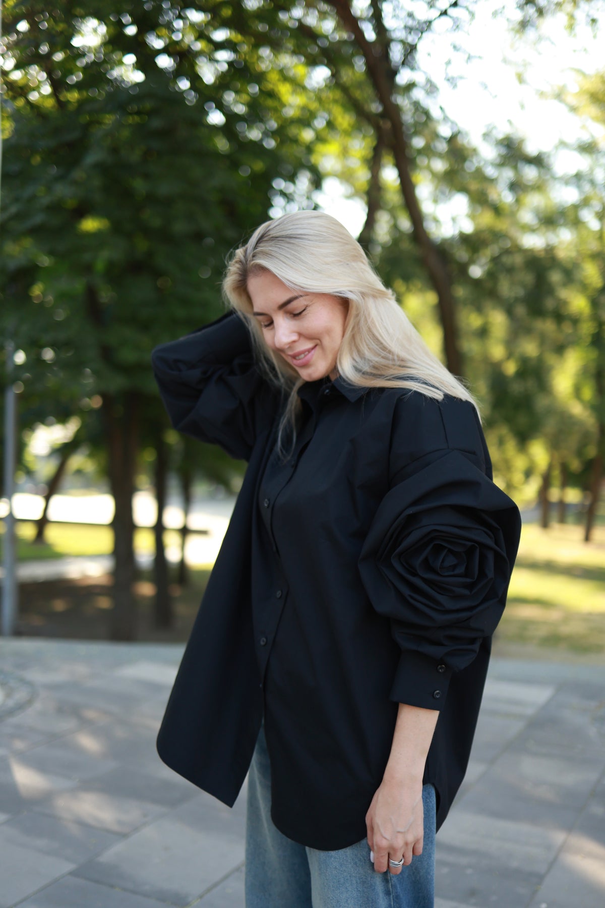 ЧОРНА СОРОЧКА ТРОЯНДА З ДЕКОРОВАНИМ РУКАВОМ
