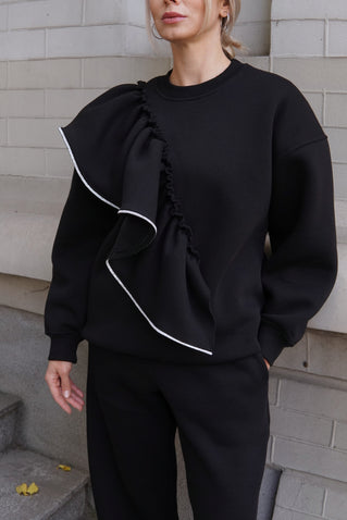 КОСТЮМ З ВОЛАНОМ ТА СТРАЗОВОЮ СТРІЧКОЮ