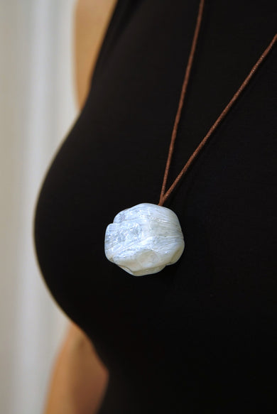 ПРИКРАСА КУЛЯ З ГУТНОГО СКЛА MILK