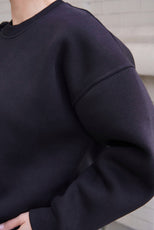 СВІТШОТ З АКЦЕНТНИМ ВОЛАНОМ ТА СТРАЗОВОЮ СТРІЧКОЮ