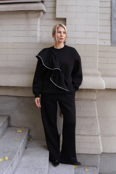 КОСТЮМ З ВОЛАНОМ ТА СТРАЗОВОЮ СТРІЧКОЮ