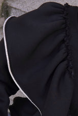 СВІТШОТ З АКЦЕНТНИМ ВОЛАНОМ ТА СТРАЗОВОЮ СТРІЧКОЮ