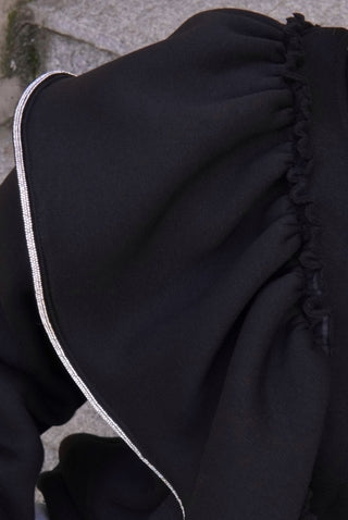 СВІТШОТ З АКЦЕНТНИМ ВОЛАНОМ ТА СТРАЗОВОЮ СТРІЧКОЮ