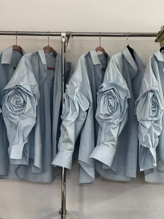 БЛАКИТНА СОРОЧКА ТРОЯНДА З ДЕКОРОВАНИМ РУКАВОМ