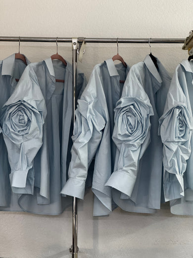 БЛАКИТНА СОРОЧКА ТРОЯНДА З ДЕКОРОВАНИМ РУКАВОМ