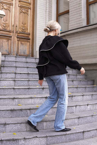 СВІТШОТ З АКЦЕНТНИМ ВОЛАНОМ ТА СТРАЗОВОЮ СТРІЧКОЮ